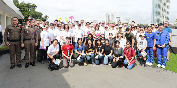 Volunteer on Clean Up Bangkok River