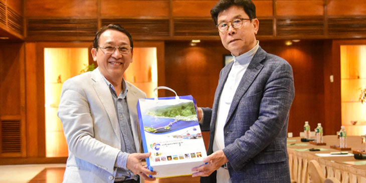 Danang Tourism Association’s Huynh Tan Vinh (left) with mayor of Sacheon, Song Do Gun