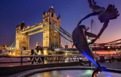 How many online travel articles have been written about London?